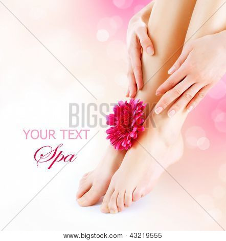 Piedi e mani isolate on white della donna. Concetto di manicure e Pedicure. Chiodi. Spa. Skincare. Depil