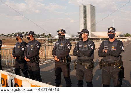 Brasilia, Df Brazil, September 6, 2021: Police Blocking Part Of The Esplanada From Proterors