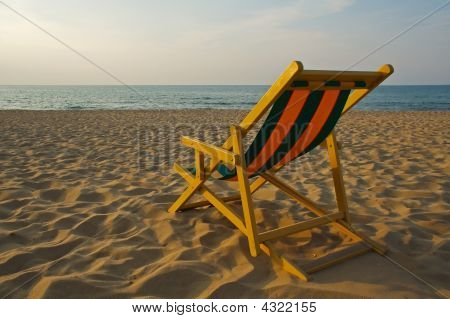 Transat am Strand bei Sonnenuntergang
