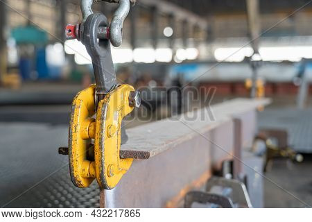 Selective Focus Of Steel Clamp Lifting For Fabrication Work In Factory Lifting H-beam With Overhead 