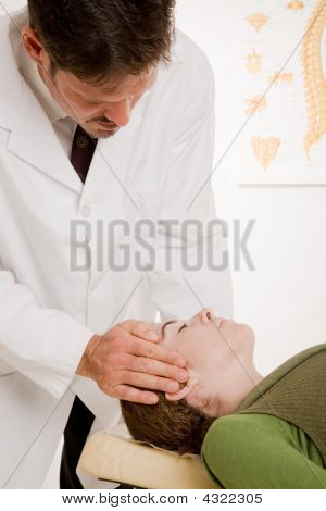 Kręgarz dopasowuje szyi pacjenta