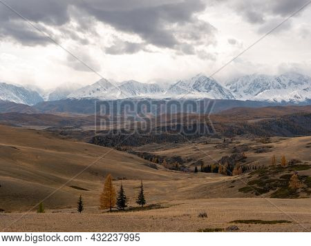 Autumn View Of The Altai Mountains, Snowy Peaks And Beautiful Landscape. Severo-chuysky Ridge, Chuys