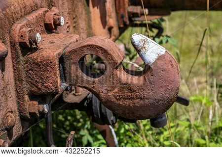 ​ Steam Locomotive Towing Hook To Connect Train Carriages To Haul And Transport.