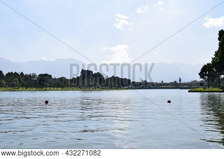 Lago Con Horizonte Lleno De Arboles Y Montañas