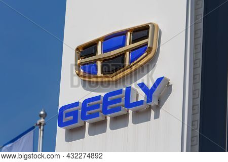 Geely Logo On Car Dealership Pillar At Sunny Day - Geely Is One Of The Largest Chinese Automobile Ma