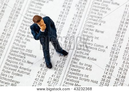 een kleine figuur en de prijzen van aandelen in de krant. Verdien geld op de beurs. winsten en 