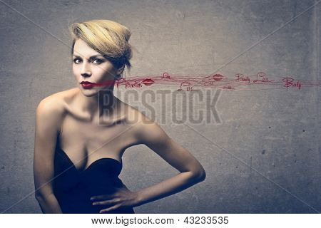 mulher loira linda posando