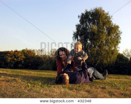 Glade üzerinde Sundown Aile Oyunları sonbaharda