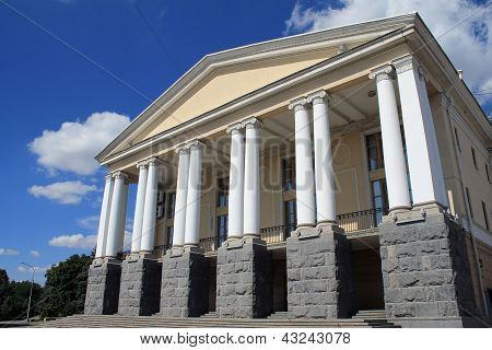 budynek z kolumny teatru