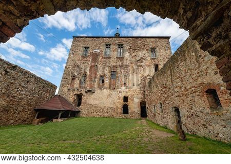 Ruin Of King´s Castle Tocnik (točník) In Central Bohemia - Czech Republic. It Was Built By The Czech