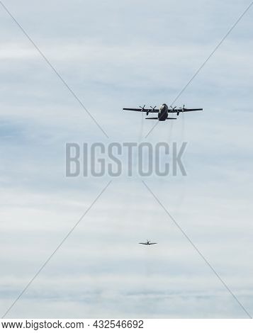 Ede, 20-sep-2019:the Dakota And Hercules Planes Are Approaching The Heathland For Dropping The Parat