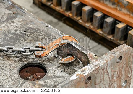 Hooking The Load With Chains On The Lifting Lugs On The Telpher Crane.