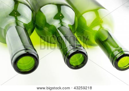 흰색 바탕에 빈 와인 병