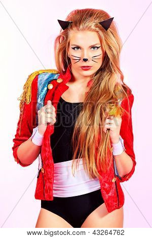Seksi playgirl pussycat kostüm pembe arka plan üzerinde çekici.