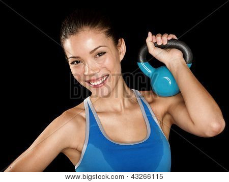 Fitness cross fit mujer sosteniendo kettlebell. Retrato de entrenamiento fitness instructor modelo mujer isol