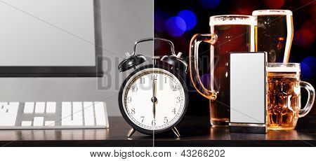 Beer party na werkdag. Glazen bier, computer op kantoor met klok en mobiele telefoon