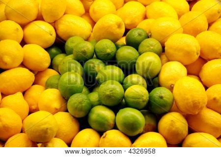 Limes umgeben von Zitronen