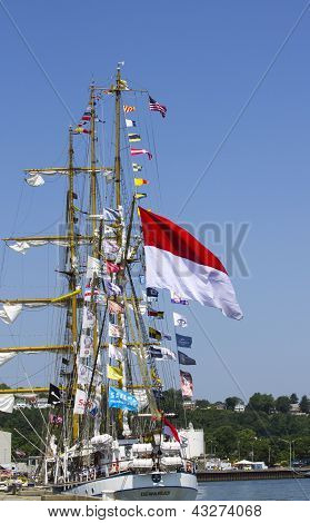 Indonezyjski żaglowiec Dewaruci floty tygodniu 29 maja, 2012 w Staten Island, Nowy Jork.