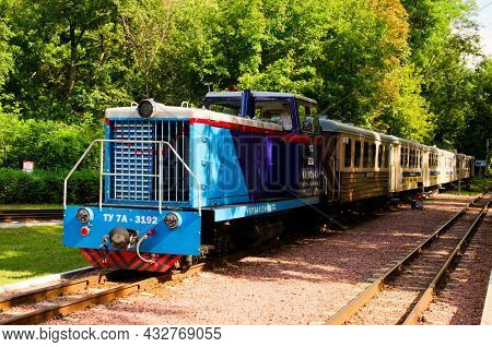 Kyiv, Ukraine-august 22, 2021:close-up View Of The Diesel Locomotive Tu-7a With Several Cars Which A