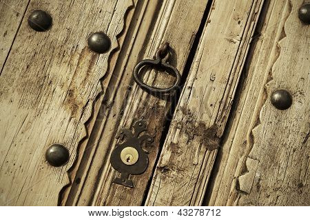 Vecchia serratura su una porta vintage