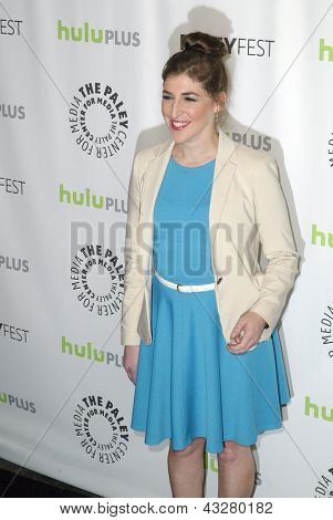 เบเวอร์ลี่ฮิลส์ - มีนาคม 13: Mayim Bialik มาที่ Paleyfest 2013 