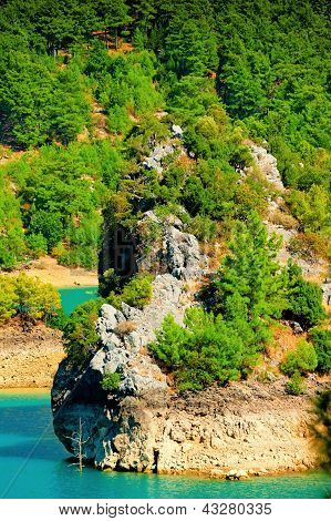 Bir dağ Gölü kayalık Adası