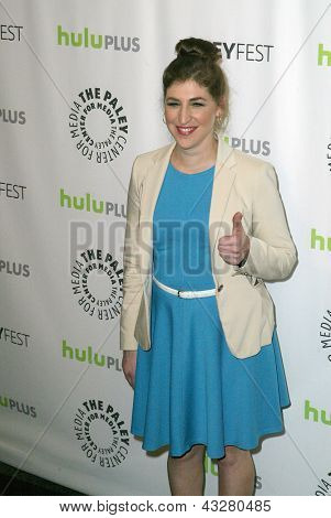 เบเวอร์ลี่ฮิลส์ - มีนาคม 13: Mayim Bialik มาที่ Paleyfest 2013 