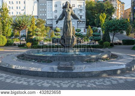Rostov-on-don, Russia - September 7, 2021: Sculpture Of A Rostovchanka On The Embankment Of The Don 