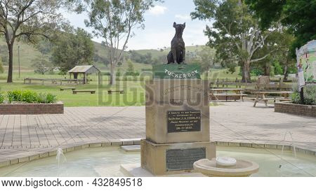 Gundagai, Australia - Oct, 23, 2020: Wide Shot Of The Historic Dog On The Tuckerbox At Gundagai