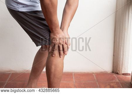 A Man Supporting Herself From Numbness, Muscle Weakness, Pain, And Tingling In The Knee Nerve Ending
