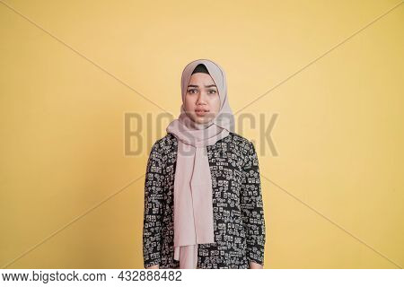 Muslim Woman With Confused Doubtful And Dumbfounded Face Expression