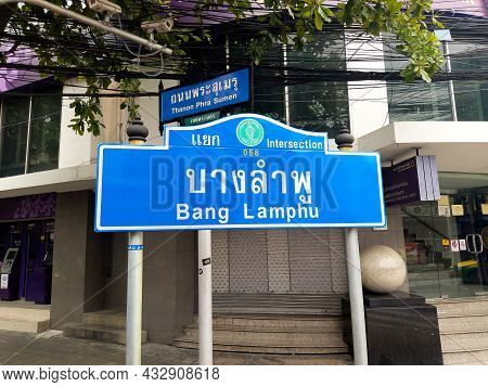 Bangkok Thailand-17 March  2021:signboard Showing The Name Of Bang Lamphu Intersection.