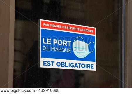 Bordeaux , Aquitaine  France - 09 10 2021 : Port Du Masque Obligatoire Text French Sign On Windows S