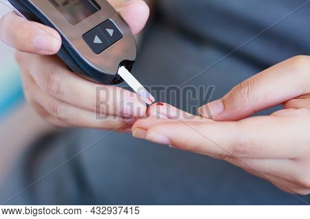 Test Blood Glucose For Diabetes In Pregnant Woman With Glucometer
