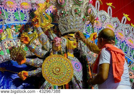 Howrah, West Bengal, India - 25th October 2020 : Sindur Or Sindoor, Vermilion Is Being Put On Forehe