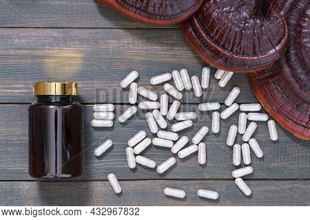 Ganoderma Lucidum Mushroom And Capsule With Bottle Mockup