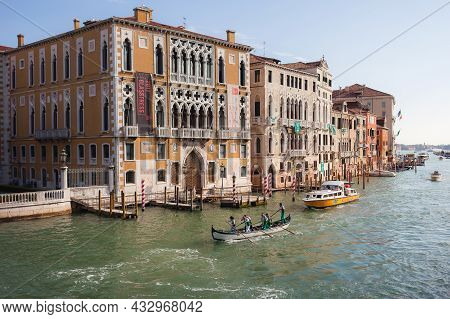 Venice, Italy - October, 08 2017 Palazzo Cavalli-franchetti And Grand Canal From Ponte Dellaccademia
