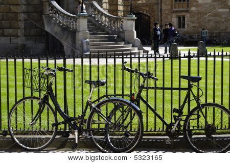 Jízdní kola na Radcliffe náměstí. Oxford. Anglie