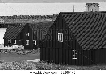 Pakkhusid Black Wooden Warehouses.
