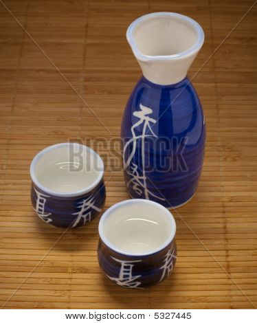 Pallone di sake e coppette in bambù