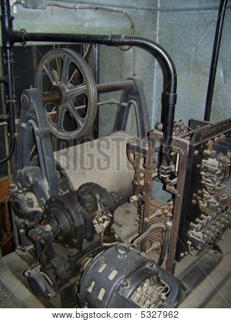 Motor de elevador antigo