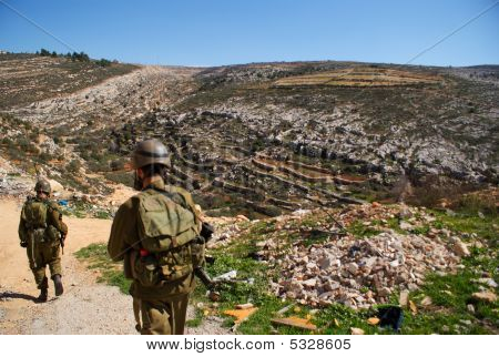 Izraelské vojáky hlídky v palestinské vesnice