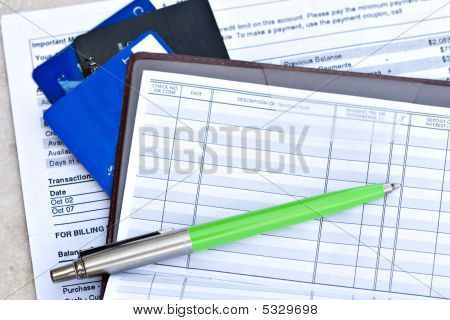 Kreditkarten und Kontrollkästchen Buch