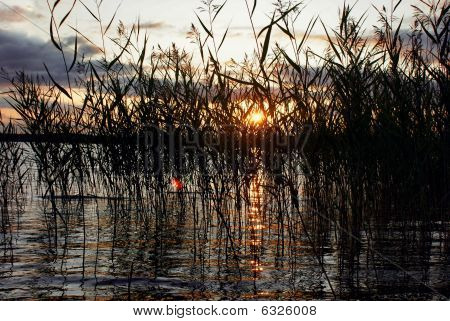 Pôr do sol em um rio de finlandês