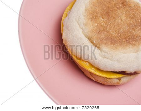 培根鸡蛋和奶酪三明治上英式松饼