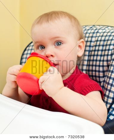 Bebé con taza