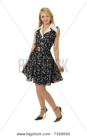 Jolie fille en robe noire.