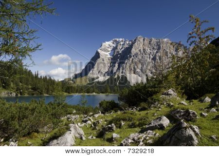 Jezioro Seebensee i Wetterstein ogromne