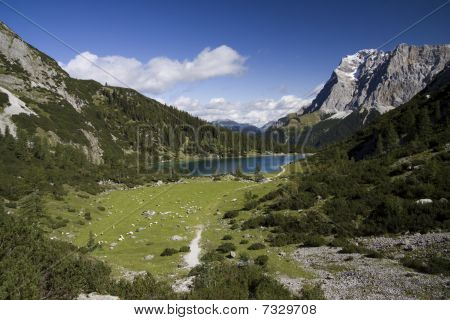 Jezioro Seebensee i Wetterstein ogromne