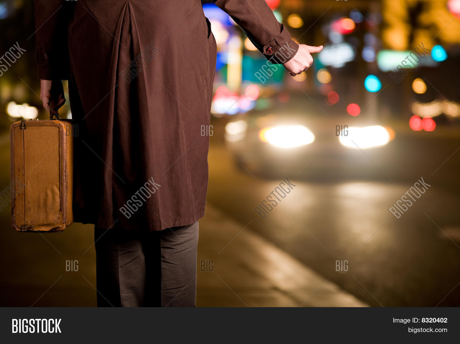 Leave the city. Leave the city. Leaves чемодан. Leave the city. Чемоданы ночью на улице.